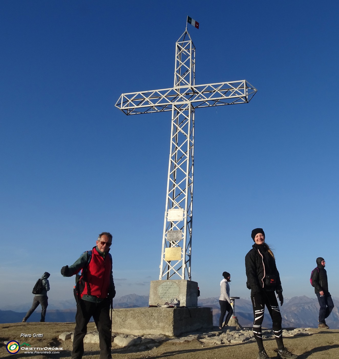 48 Alla croce di vetta del Linzone (1392 m) con aria gelida.JPG -                                